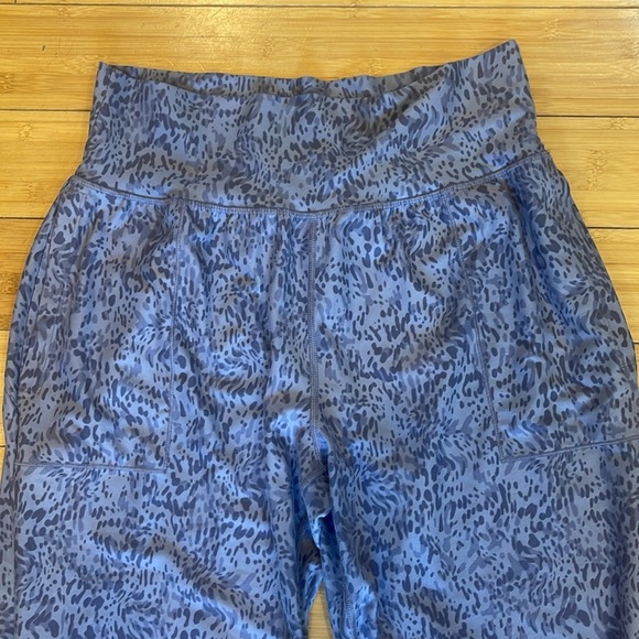 Athleta Violet Print Salutation Crop Jogger Lifestyle Fitness Pant - Picture 7 of 12